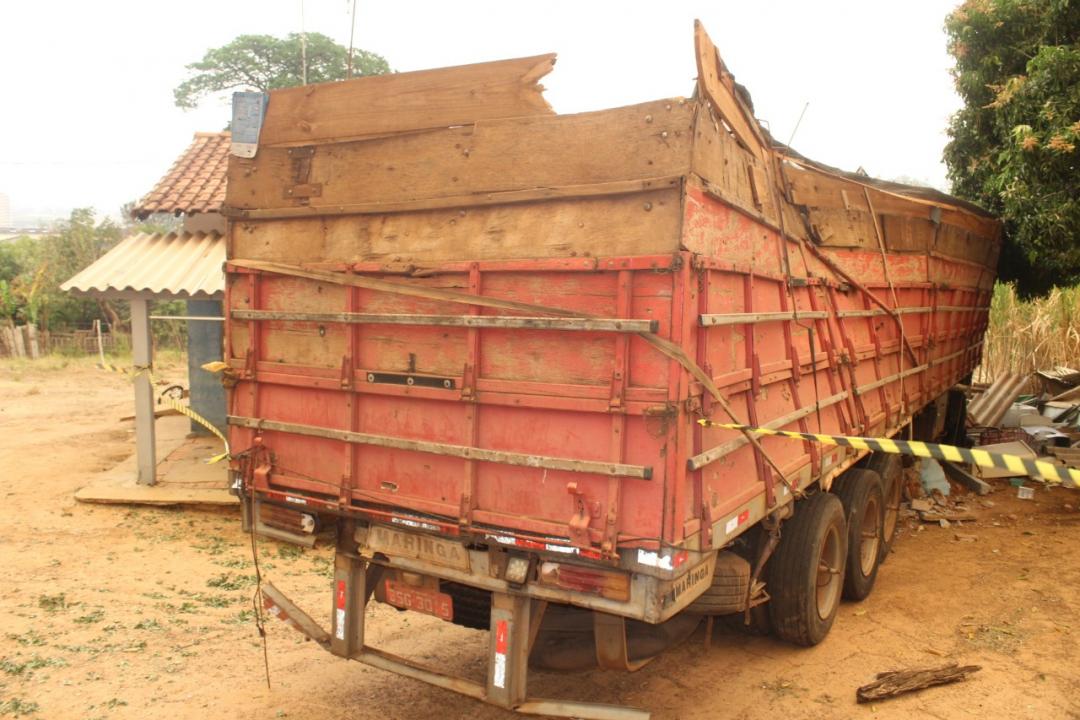 Foto 11 de 14 — Caminhão invade residência, causa estragos e mata cachorrinha